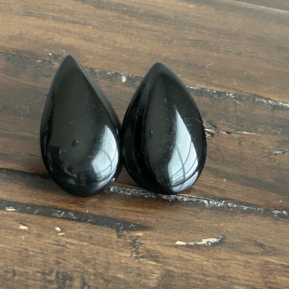 80’d Black Almond Shaped Acrylic Statement Clip Earrings - Picture 2 of 7